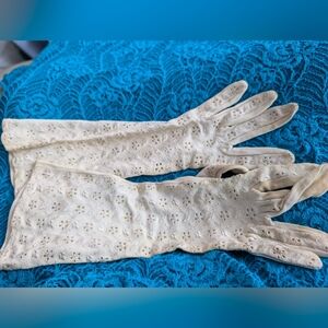 Delicate long Eyelet off-white Gloves
